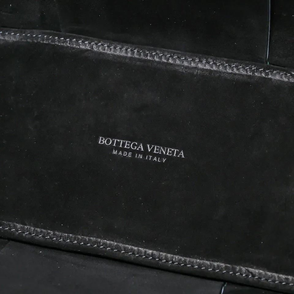 Batch 1760 medium arco pebbled grain, BottegaVeneta# official website latest pebbled grain cowhide with suede lining, SLIP tote handbag, and the logo has been changed to the side 😍The oversized woven design really makes it a huge gap from ordinary tote bags 🔗🔗Different color combinations for the inner and outer layers ⛓Daniel Lee leads the brand's DNA to continue to evolve with fresh inspiration🧬🧬showing a balanced style of luxury and reality👉: 30*20*12 Model: 9893#